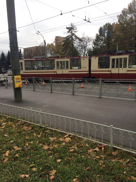У площади Мужества трамвай сошёл с рельсов , занимает полосу, мешает движению