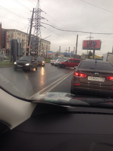 На перекрестке Ново-рыбинской и Лиговского, белая Skoda и красный Volkswagen не поделили перекрёсто...