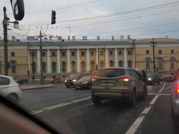В левом ряду Дворцового моста в сторону Васильевского. Пробка только начинает собираться, с левого ...