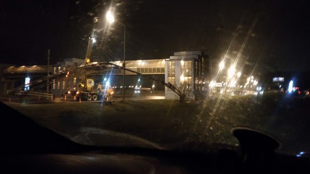 На Пулковском шоссе упала ферма, на которой крепятся знаки, перекрыли на выезд из города в районе АЗ...