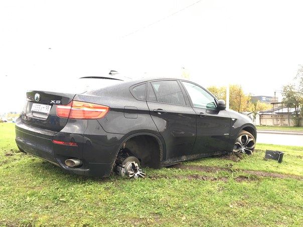 Ночью BMW X6 разогнался по Суздальскому, не справился с управление и вспахав газон, припарковался на...