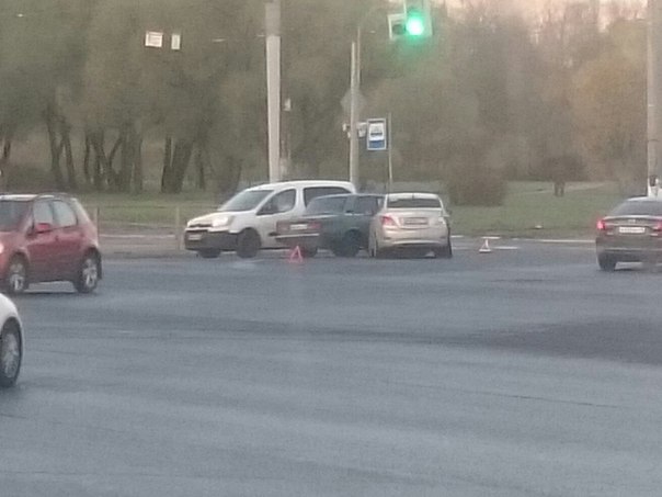 ДТП на углу Маршала Жукова и Петергофского шоссе, в сторону города устроили Ваз 2107 и Solaris, заня...