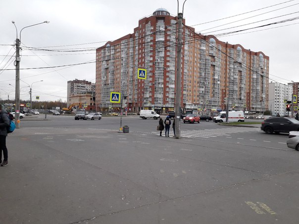 Водители БМВ и Ланцера сидят курят на перекрестке Богатырского и Туристской