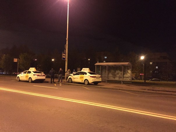 На Петербургском шоссе в Пушкине, Яндекс такси пыталось забрать пассажира прямо с остановки, но стол...