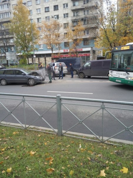 На улице Бабушкина у дома 113, сразу после поворота. Авария из трех машин. Движение затруднено.