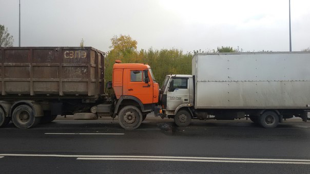 На Шафировском, фургон помешал мусоровозу проехать в город по левому ряду,