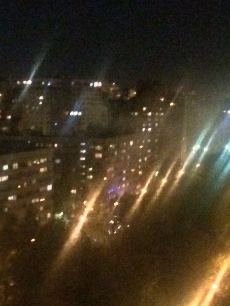 Аллея Котельникова вся в дыму что-то горит сверху дома, пожарные на месте