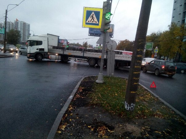 Шаланда задела кормой Suzuki, при развороте через перекресток Дунайского с Московским.