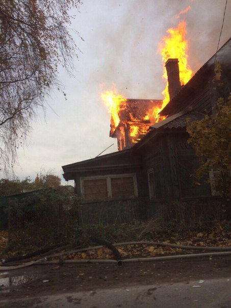 Горит дом в деревне Старая. Пожарная на месте.