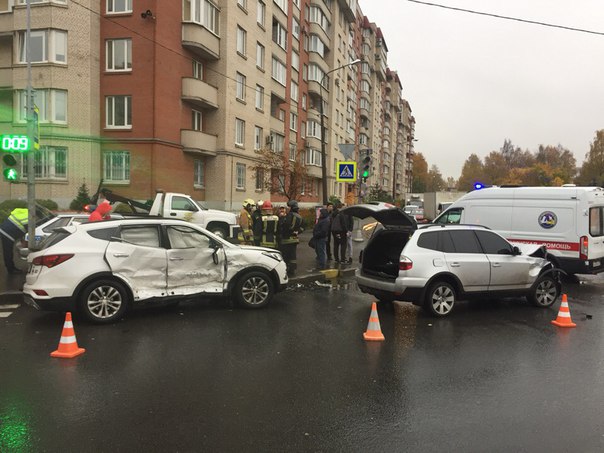 Со Светлановского Hyundai поворачивал на Веденеева и не пропустил Х3 проезжающий прямо по Светлановск...