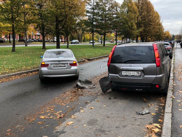 В кармане по Проспекту Мориса Тореза BMW поскользнулся и ушёл в припаркованные NISSAN и VW