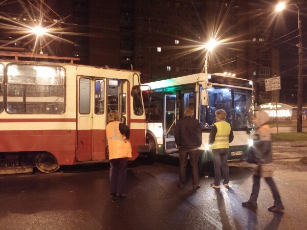 Автобус не проскочил перед 52 трамваем на Авангардной,трамваи стоят в обе стороны.