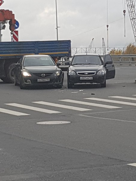 Priora vs Mazda при развороте на Проспекте Героев у моста Кадырова , пробки нет. У приоры бок в мяск...
