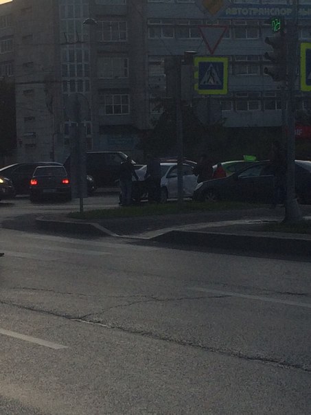 Polo и Largus столкнулись на перекрёстке Бухарестской улицы и улицы Салова. Движение затруднено. Тра...