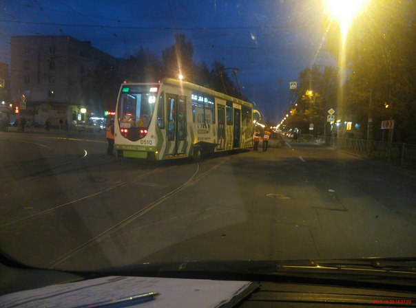 Трамвай дал угла и сошёл с рельсов на перекрестке Науки и Тихорецкого