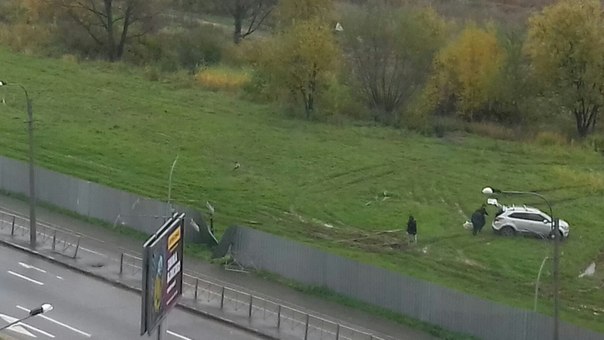 Кроссовер улетел с проспекта Луначарского прогулялся по парку, сломав ограждение и пробив забор, под...