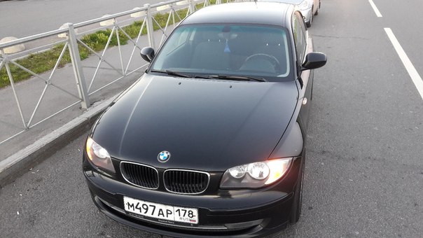 9 октября в Приморском районе с Планерной улицы угнали автомобиль BMW 116i черного цвета
