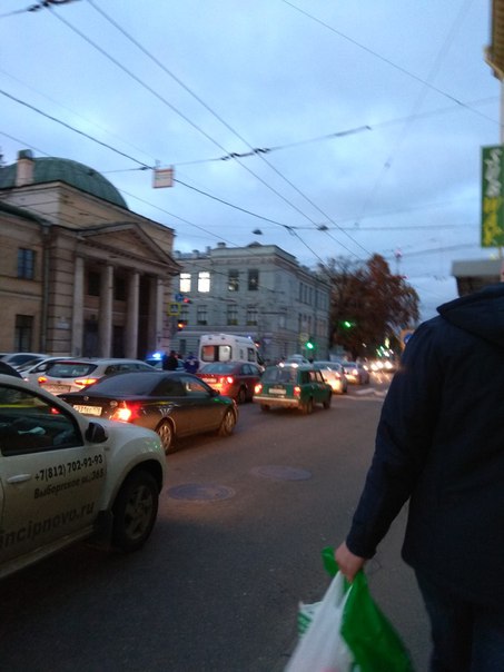 На перекрестке Академика Лебедева и улицы Боткинской,три автомобиля не смогли разъехаться.Движение з...