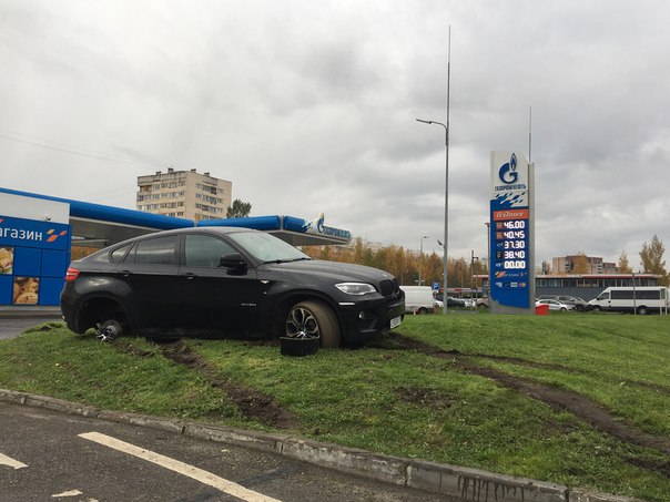 Ночью BMW X6 разогнался по Суздальскому, не справился с управление и вспахав газон, припарковался на...