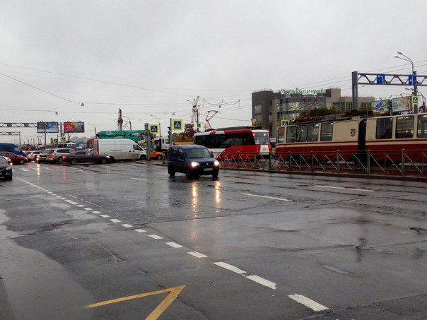 Перекресток Дунайского и Бухарестской не работает светофор, никто никого не пропускает, трамваи стоя...