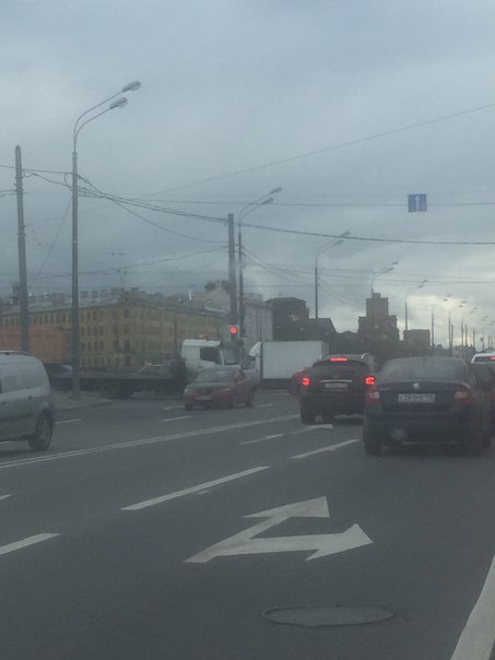 На Лермонтовском фура зацепила мазду. Ничего особенного вроде