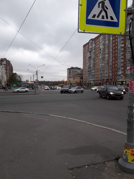 Водители БМВ и Ланцера сидят курят на перекрестке Богатырского и Туристской