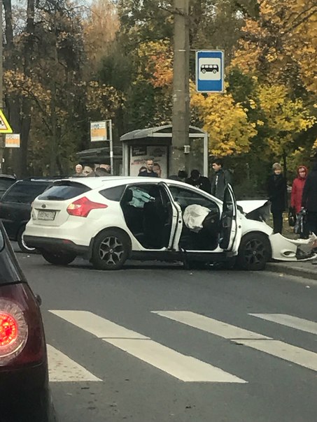 Лобовое ДТП на проспекте тореза дом 21 с пострадавшими несколько человек один из них ребёнок лет 10.