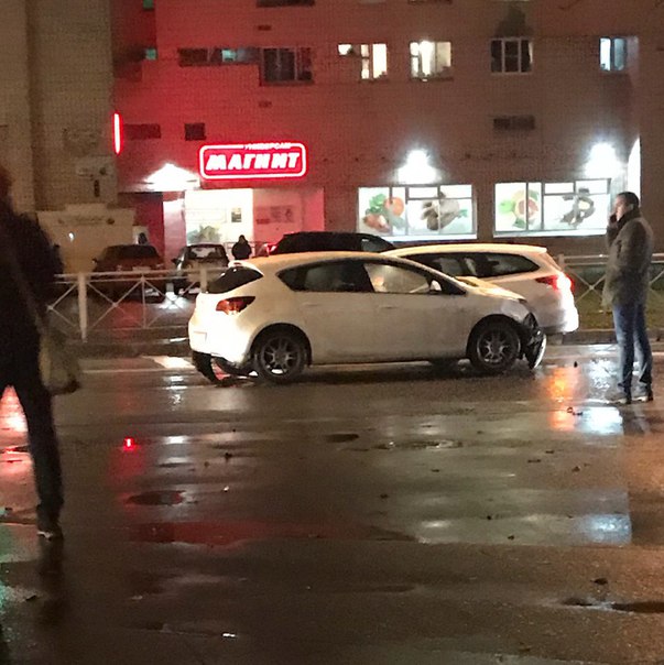Астра и ЛендКрузер 200 столкнулись на Варшавской улице