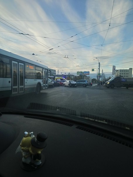 Polo и Largus столкнулись на перекрёстке Бухарестской улицы и улицы Салова. Движение затруднено. Тра...