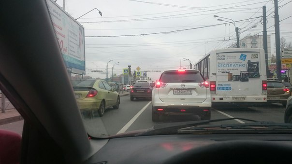 На перекрёстке улицы Дыбенко и проспекта Большевиков не работают светофоры. Очень тесно.