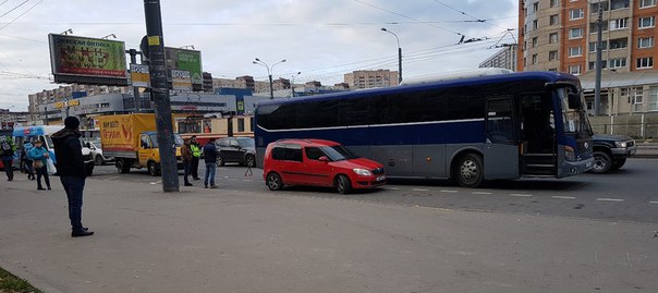 Skoda Румстер и Автобус что-то не поделили на проспекте Энгельса 143 напротив Норд