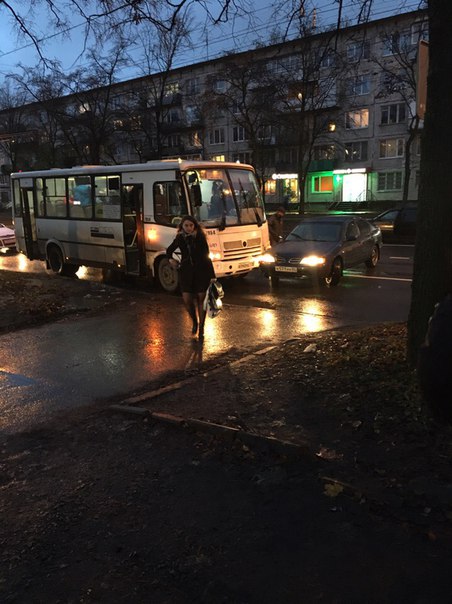На Будапештской улице перед пр. Славы водитель легковушки захотел повернуть во двор... будет пробка