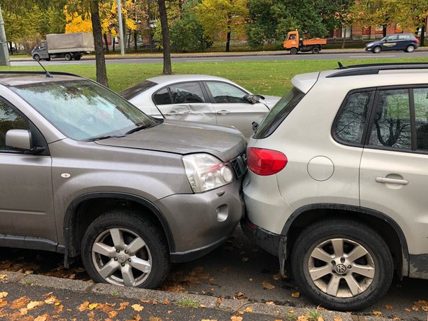 В кармане по Проспекту Мориса Тореза BMW поскользнулся и ушёл в припаркованные NISSAN и VW