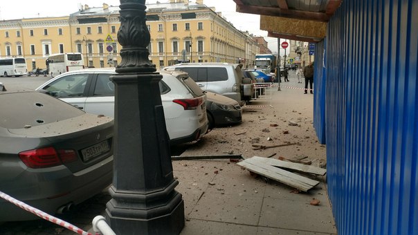 На Итальянской улице, у Филармонии обрушились строительные леса, пострадали четыре машины.
