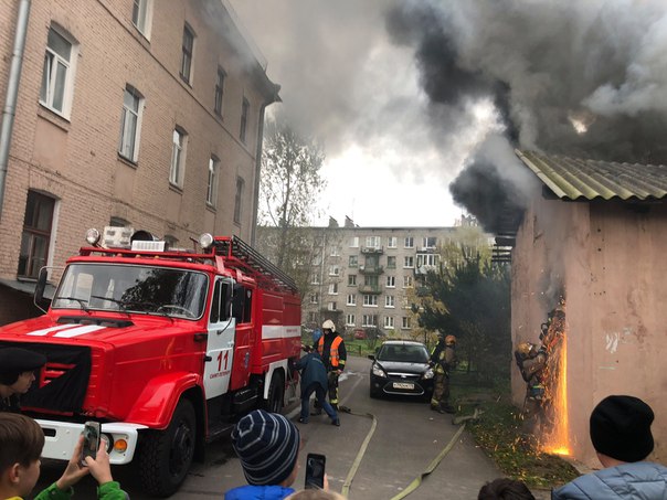 Пожар в подсобном помещении во дворе дома 60 на Кондратьевском проспекте На время съемки пожарных сл...