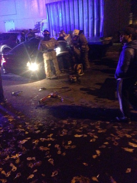 Водитель в не очень нормальном состоянии на Опеле врезался в припаркованный Газон на улице Брянцева