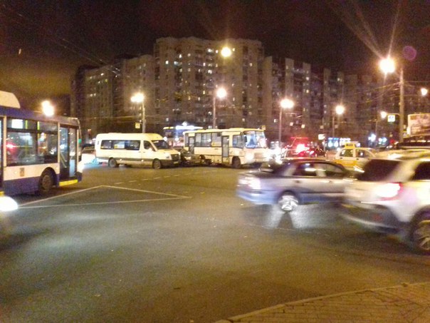 Снова район Большевиков отжигает. Напротив метро, там, где сегодня был перевертыш, снова авария.
