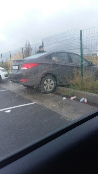 В Пулково на парковке водитель водитель решил прогреть машину на передачи.