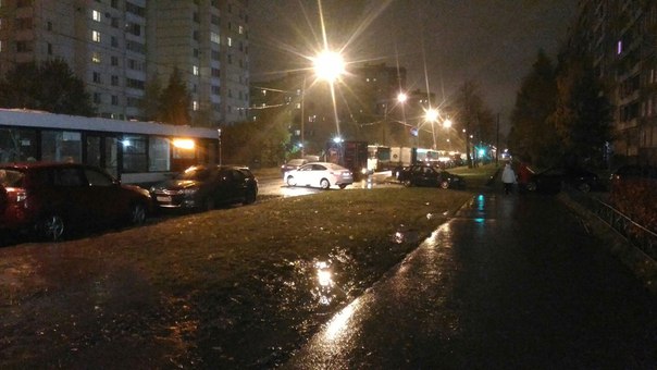 Газель развернуло на улице Чудновского и она въехав в припаркованный автомобиль полностью заблокиров...