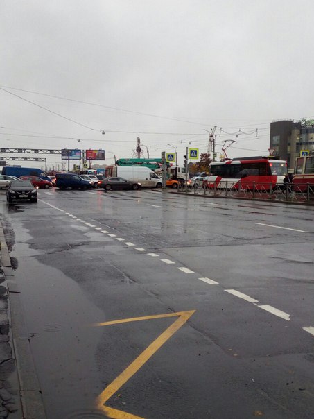 Перекресток Дунайского и Бухарестской не работает светофор, никто никого не пропускает, трамваи стоя...