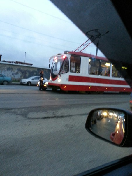 На Благодатной около Юлмарта в сторону Гагарина девушка решила подрезать трамвай. Трамвайкин не сдал...