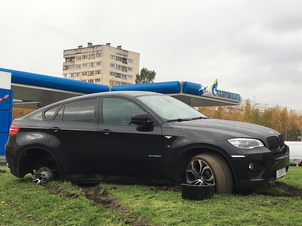 Ночью BMW X6 разогнался по Суздальскому, не справился с управление и вспахав газон, припарковался на...