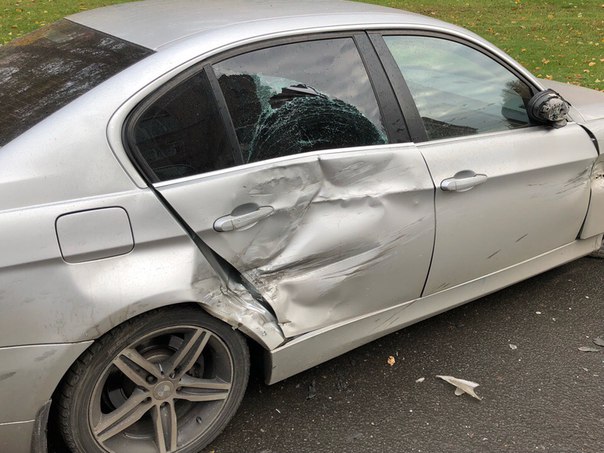 В кармане по Проспекту Мориса Тореза BMW поскользнулся и ушёл в припаркованные NISSAN и VW