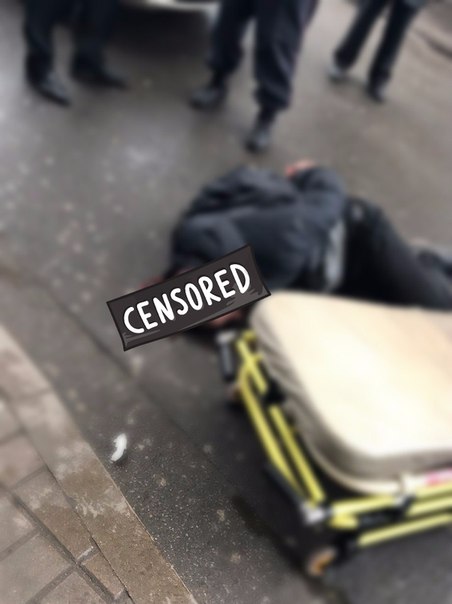 Возле входа в ТРК "Невский" (метро Дыбенко) пьяный мужчина разбил голову об асфальт,приехали полиция...