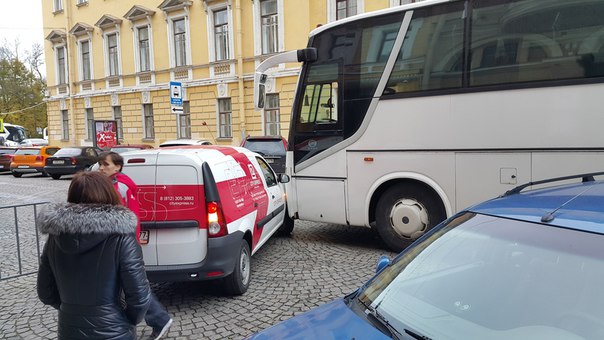 На Итальянской водитель доставки не заметил автобус.