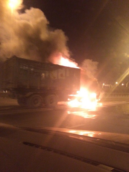 На КАД у съезда с ЗСД в сторону Пулковском шоссе загорелся КАМАЗ. На данный момент потушен, начали п...