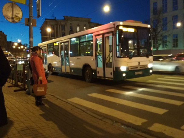 На Тульской ул. у остановки "ул. Красного Текстильщика" сломался 15 автобус. Встал под троллейбусной...
