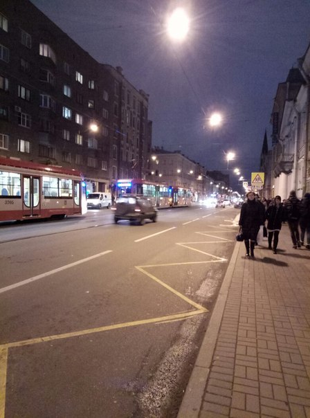 Встали трамваи у метро Василеостровская.