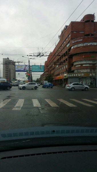 На пересечении Благодатной и Гагарина! Скорая и Renault не поделили перекресток!