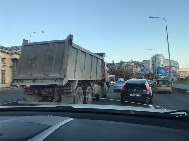 Зацепили Шкоду на Свердловской набережной перед Пискаревским